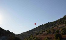 İki dağın arasında dalgalanan bayrakla asker uğurlama