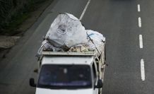 Kağıt taşıyan araçtan Kur’an-ı Kerim sayfaları savruldu: 2 kişi hakkında işlem başlatıldı