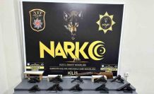 Kilis’te tır ve evlerde silah ile kaçak sigara ele geçirildi: 1 tutuklama