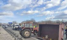 Midibüs traktör römorkuna çarptı: 1 yaralı