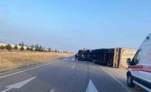 Saman yüklü tır devrildi