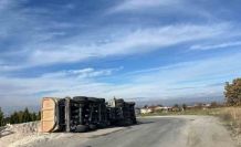 Uşak’ta tır yan yattı: 1 yaralı