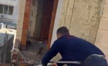 Asansör boşluğunda mahsur kalan kedi için itfaiye seferber oldu