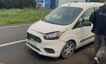 Başıboş köpeğe çarpan aracın sürücüsü yaraladı