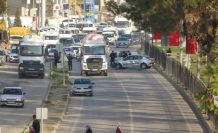 Çarpışan araçlar bulvarı trafiğe kapattı