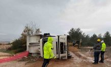 Devrilen kamyonda sıkışan sürücüsü yaralandı