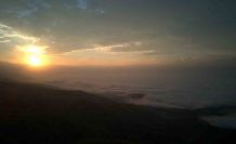 Erzincan’da doğanın muhteşem gösterisi: Sis dağların eteklerine vurdu