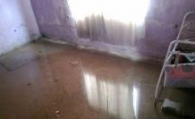 Evlerini su basan aile, geçici olarak lojmana yerleştirildi