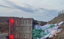 Gördes’te yem yüklü tır devrildi: 1 yaralı