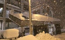 Kar yükünü taşıyamayan site giriş tacında yıkılma tehlikesi