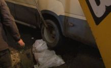 Küçükçekmece’de minibüs yağmur sonrası çöken yola düştü