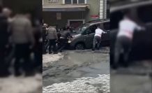 Küçükçekmece’de yağmur sonrası çöken yolda, araçlar çukura düştü