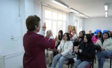 Öğrenciler işitme engelli bireylerle iletişim kurabilmek için işaret dili öğreniyor