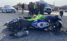 Otomobille çarpışan motosikletli yaralandı