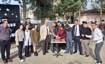 Özel öğrenciler protokol üyeleriyle birlikte hasat yapıp pasta kesti