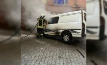 Park halindeki minibüs çıkan yangında kullanılamaz hale geldi