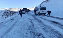 Pervari’de yolcu minibüsü yan yattı