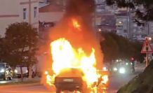 Seyir halindeki otomobil alev alev yandı