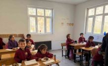 Sınırdaki öğrencilere pasta sürprizi