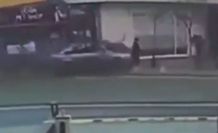 Şişli’de otomobilin yayaların arasına daldığı anlar kamerada
