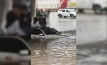 Suda mahsur kalan araçtaki 2 kişiyi itfaiye ekipleri kurtardı