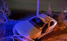 Taklalar atarak şarampole yuvarlanan aracın sürücüsü kazayı hafif sıyrıklarla atlattı