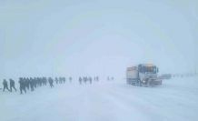 Bayburt’ta kar nedeniyle yolda kalan sürücülerin yardımına ekipler yetişti