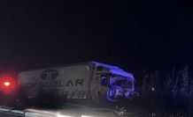 Giresun’da tır aydınlatma direğine çarptı, şoför hayatını kaybetti