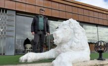 Her detayını 3 saat boyunca kaşıkla tek tek işledi, ortaya kardan aslan çıkardı