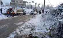 Karlı yolda çöp kamyonu geriye kaydı, işçi yaralandı