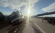 Peynir yüklü kamyon yan yattı