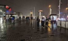 Sağanak yağışın etkili olduğu Taksim’de şimşekler geceyi aydınlattı