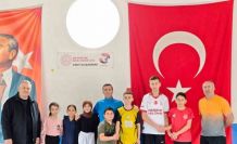 Sarıgöl’de minik güreşçiler tatilde de minderde