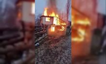Sinop’ta iki katlı köy evi yanarak kül oldu