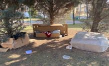 Soğuk kış şartlarında hayvanlar için korunaklı kulübeler yaptılar