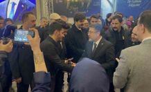 Bakan Yumaklı, gençlerle birlikte "Kabe’de Hacılar" ilahisini söyledi