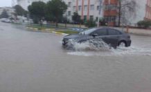 Burhaniye de sağanak yağmur yolları göle çevirdi