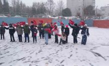 Kar ile bayraklar birleşti, okullar kırmızı-beyaza büründü