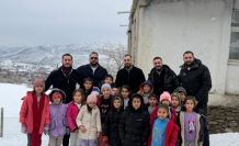 Köy okullarında eğitim gören öğrencilere kırtasiye malzemesi yardımı