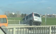 Lüleburgaz’da hafif ticari araç bariyerlerin üzerine çıktı