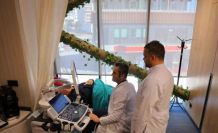 Tekerlekli sandalyeyle getirilen hasta tedavi sonrası yürüyerek çıktı