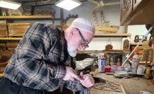 49 yıldır oymacı sandık ustalığı yapıyor