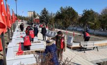 El ele verip mezarlıkları temizlediler