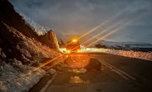 Erzincan’da yamaçtan kopan kayalar yola düştü