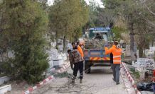 Kırıkkale Belediyesi mezarlıklarda bakım çalışması başlattı