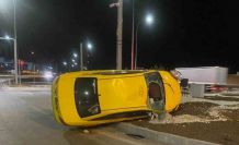 Kontrolden çıkan ticari taksi orta refüje devrildi