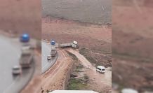 Kurtalan’da kontrolden çıkan kamyon yol kenarına savruldu