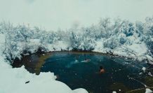 Muhteşem manzarada üç arkadaş kar yağışı altında gölette yüzdü