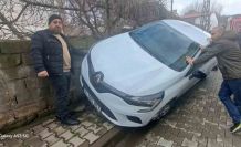 Otomobil duvara çarptı: 2 yaralı