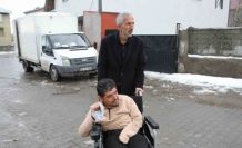 Polis memurunun hediyeleri engelli gencin yüzünü güldürdü